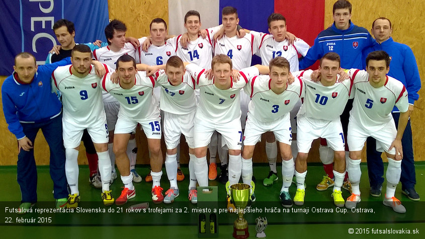 Futsalová reprezentácia Slovenska do 21 rokov s trofejami za 2. miesto a pre najlepšieho hráča na turnaji Ostrava Cup. Ostrava, 22. február 2015