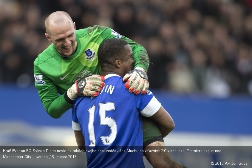 Hráč Everton FC Sylvain Distin nesie na rukách svojho spoluhráča Jána Muchu po víťazstve 2:0 v anglickej Premier League nad Manchester City. Liverpool,16. marec 2013.