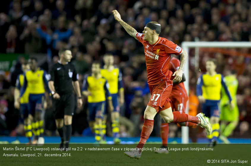 Martin Škrtel (FC Liverpool) oslavuje gól na 2:2  v nadstavenom čase v zápase anglickej Premier League proti londýnskemu Arsenalu. Liverpool, 21. decembra 2014.