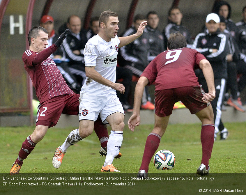 Erik Jendrišek zo Spartaka (uprostred), Milan Harvilko (vľavo) a Pablo Podio (obaja Podbrezová) v zápase 16. kola Fortuna ligy ŽP Šport Podbrezová - FC Spartak Trnava (1:1). Podbrezová, 2. novembra 2014.