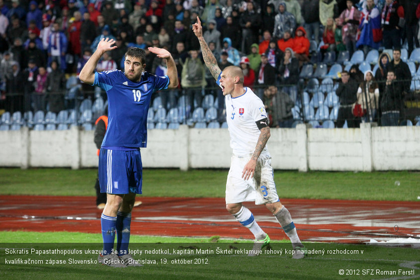 Sokratis Papastathopoulos ukazuje, že sa lopty nedotkol, kapitán Martin Škrtel reklamuje rohový kop nariadený rozhodcom v kvalifikačnom zápase Slovensko - Grécko. Bratislava, 19. október 2012.