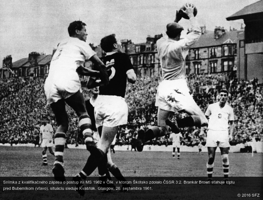 Snímka z kvalifikačného zápasu o postup na MS 1962 v Čile, v ktorom Škótsko zdolalo ČSSR 3:2. Brankár Brown sťahuje loptu pred Buberníkom (vľavo), situáciu sleduje Kvašňák. Glasgow, 26. septembra 1961.