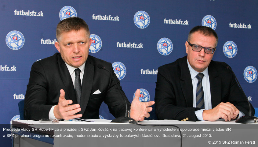 Predseda vlády SR Robert Fico a prezident SFZ Ján Kováčik na tlačovej konferencii o vyhodnotení spolupráce medzi vládou SR a SFZ pri plnení programu rekontrukcie, modernizácie a výstavby futbalových štadiónov.  Bratislava, 21. august 2015.