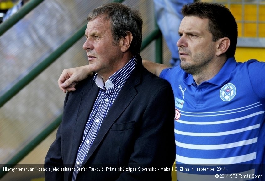 Hlavný tréner Ján Kozák a jeho asistent Štefan Tarkovič. Priateľský zápas Slovensko - Malta 1:0. Žilina, 4. september 2014.