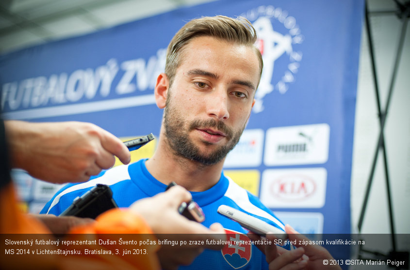 Slovenský futbalový reprezentant Dušan Švento počas brífingu po zraze futbalovej reprezentácie SR pred zápasom kvalifikácie na MS 2014 v Lichtenštajnsku. Bratislava, 3. jún 2013.