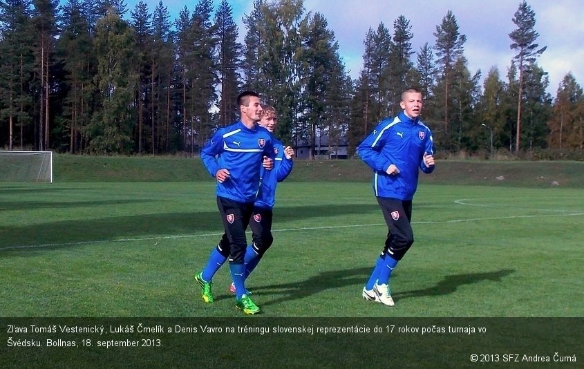 Zľava Tomáš Vestenický, Lukáš Čmelík a Denis Vavro na tréningu slovenskej reprezentácie do 17 rokov počas turnaja vo Švédsku. Bollnas, 18. september 2013.