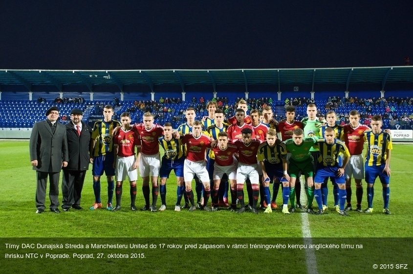 Tímy DAC Dunajská Streda a Manchesteru United do 17 rokov pred zápasom v rámci tréningového kempu anglického tímu na ihrisku NTC v Poprade. Poprad, 27. októbra 2015.