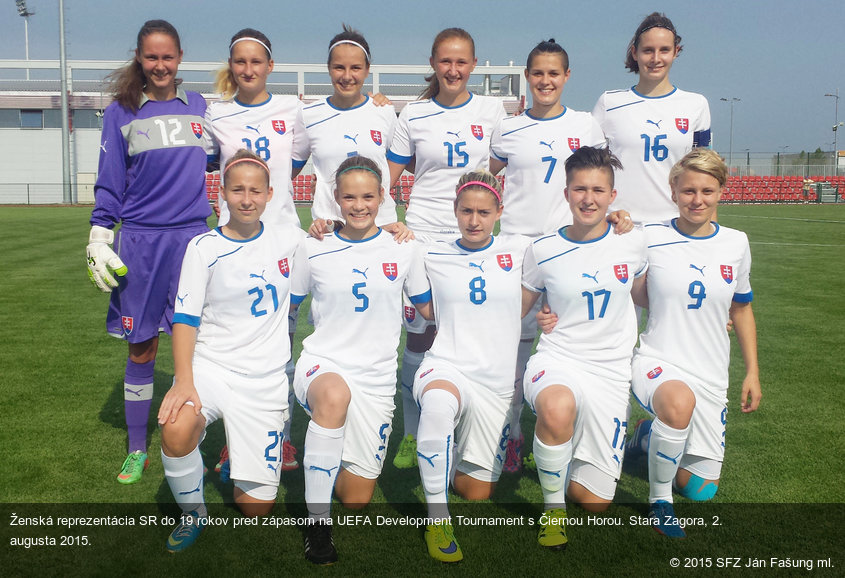 Ženská reprezentácia SR do 19 rokov pred zápasom na UEFA Development Tournament s Čiernou Horou. Stara Zagora, 2. augusta 2015.