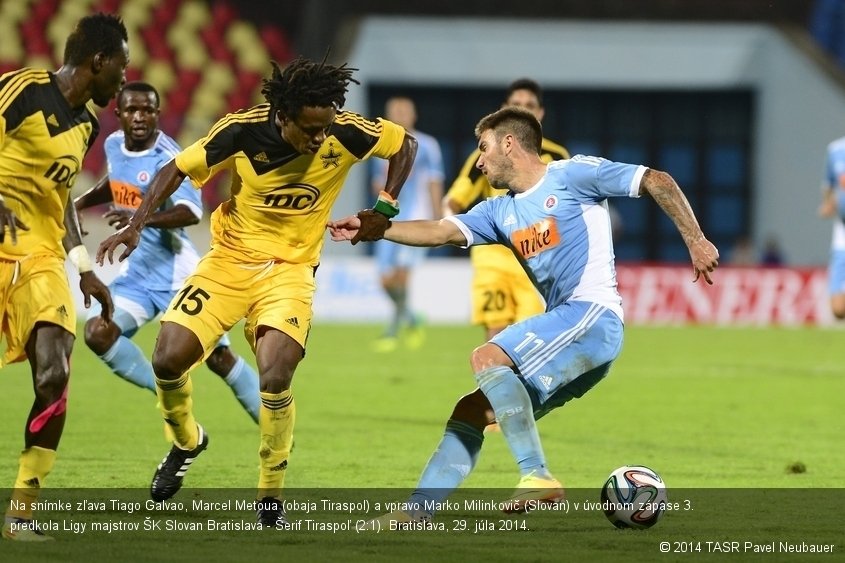 Na snímke zľava Tiago Galvao, Marcel Metoua (obaja Tiraspol) a vpravo Marko Milinkovič (Slovan) v úvodnom zápase 3. predkola Ligy majstrov ŠK Slovan Bratislava - Šerif Tiraspoľ (2:1). Bratislava, 29. júla 2014.