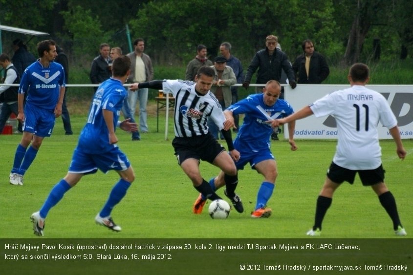 Hráč Myjavy Pavol Kosík (uprostred) dosiahol hattrick v zápase 30. kola 2. ligy medzi TJ Spartak Myjava a FK LAFC Lučenec, ktorý sa skončil výsledkom 5:0. Stará Lúka, 16. mája 2012.