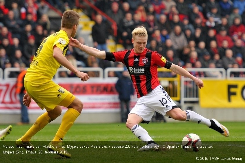 Vpravo hráč Trnavy Ján Vlasko a hráč Myjavy Jakub Kastelovič v zápase 20. kola Fortuna ligy FC Spartak Trnava - TJ Spartak Myjava (5:1). Trnava, 28. februára 2015