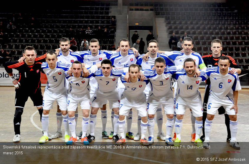 Slovenská futsalová reprezentácia pred zápasom kvalifikácie ME 2016 s Arménskom, v ktorom zvíťazila 7:1. Dubrovník, 18. marec 2015