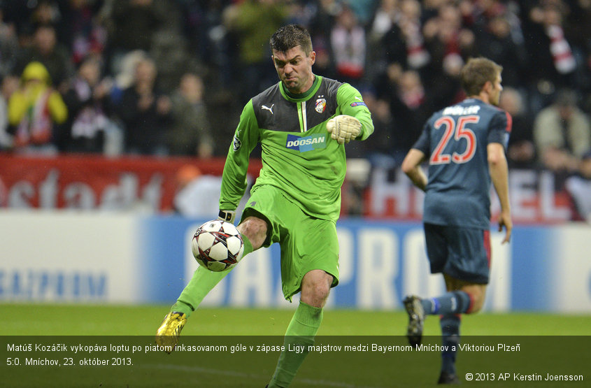 Matúš Kozáčik vykopáva loptu po piatom inkasovanom góle v zápase Ligy majstrov medzi Bayernom Mníchov a Viktoriou Plzeň 5:0. Mníchov, 23. október 2013.