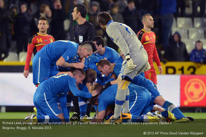 Richard Lásik oslavje so svojimi spoluhráčmi prvý gól v prvom štarte v slovenskej "A" reprezentácii v prípravnom zápase v Belgicku. Bruggy, 6. februára 2013.