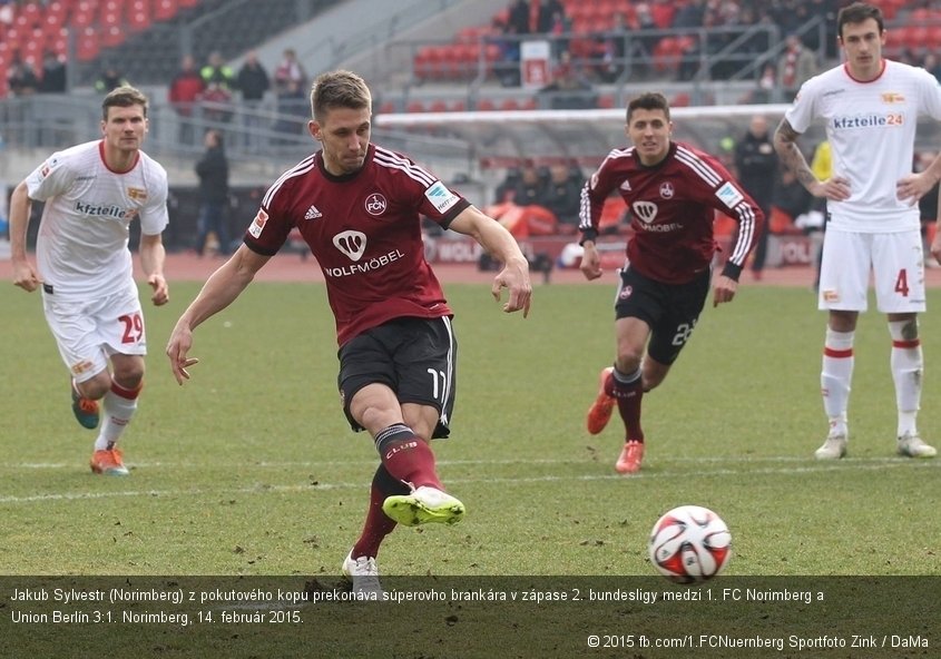 Jakub Sylvestr (Norimberg) z pokutového kopu prekonáva súperovho brankára v zápase 2. bundesligy medzi 1. FC Norimberg a Union Berlín 3:1. Norimberg, 14. február 2015.