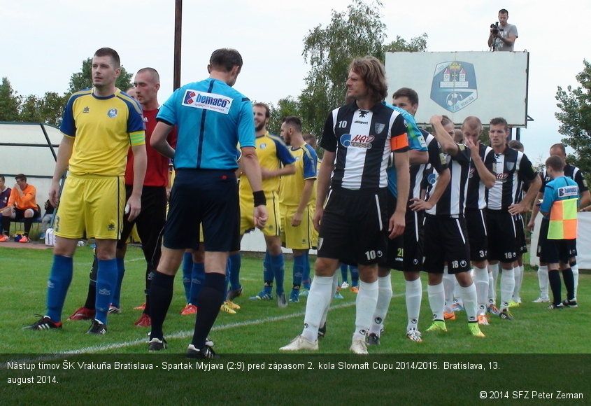 Nástup tímov ŠK Vrakuňa Bratislava - Spartak Myjava (2:9) pred zápasom 2. kola Slovnaft Cupu 2014/2015. Bratislava, 13. august 2014.