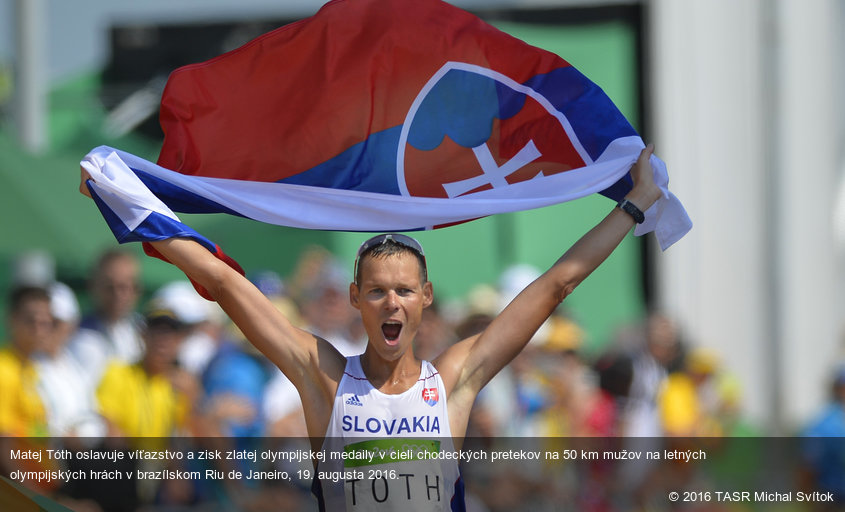 Matej Tóth oslavuje víťazstvo a zisk zlatej olympijskej medaily v cieli chodeckých pretekov na 50 km mužov na letných olympijských hrách v brazílskom Riu de Janeiro, 19. augusta 2016.