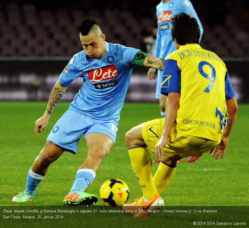 Zľava: Marek Hamšík a Simone Bentivoglio v zápase 21. kola talianskej serie A SSC Neapol - Chievo Verona (1:1) na štadióne San Paolo. Neapol, 25. január 2014.