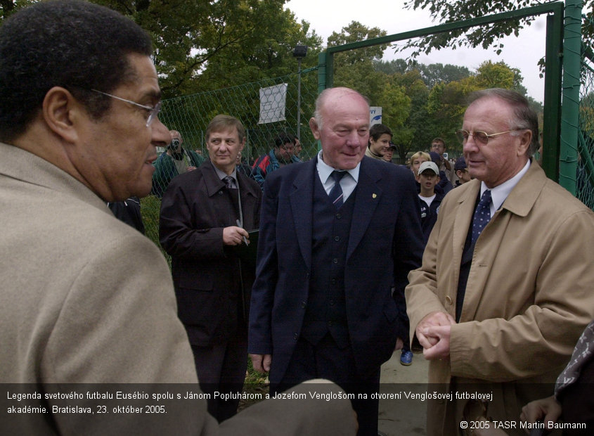 Legenda svetového futbalu Eusébio spolu s Jánom Popluhárom a Jozefom Venglošom na otvorení Venglošovej futbalovej akadémie. Bratislava, 23. október 2005.