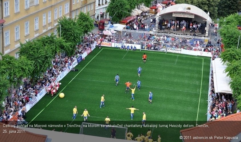 Celkový pohľad na Mierové námestie v Trenčíne, na ktorom sa uskutočnil charitatívny futbalový turnaj Hviezdy deťom. Trenčín, 25. júna 2011.