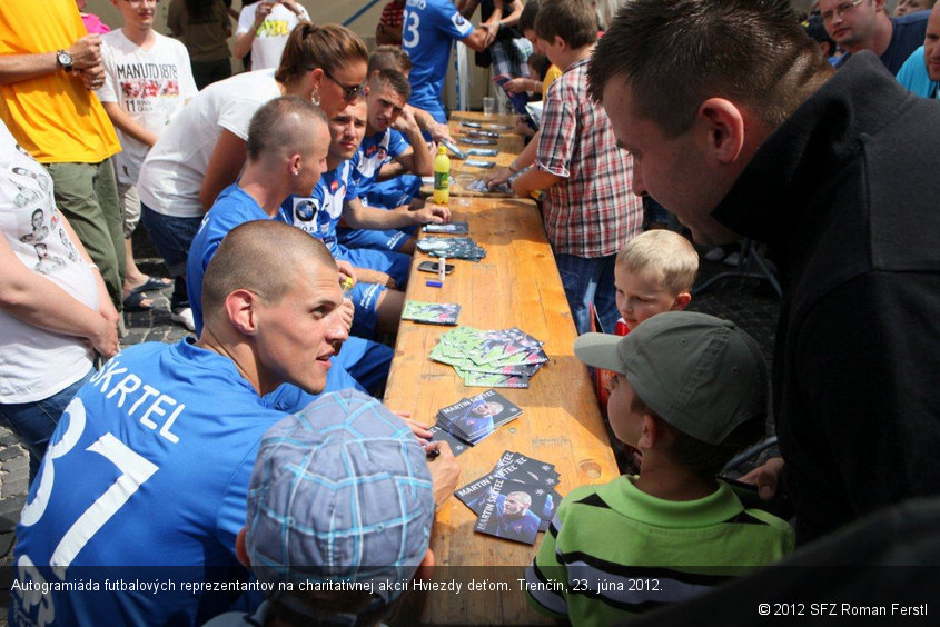 Autogramiáda futbalových reprezentantov na charitatívnej akcii Hviezdy deťom. Trenčín, 23. júna 2012.