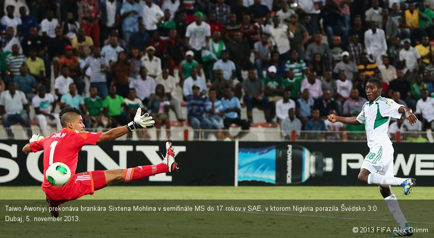 Taiwo Awoniyi prekonáva brankára Sixtena Mohlina v semifinále MS do 17 rokov v SAE, v ktorom Nigéria porazila Švédsko 3:0.  Dubaj, 5. november 2013.