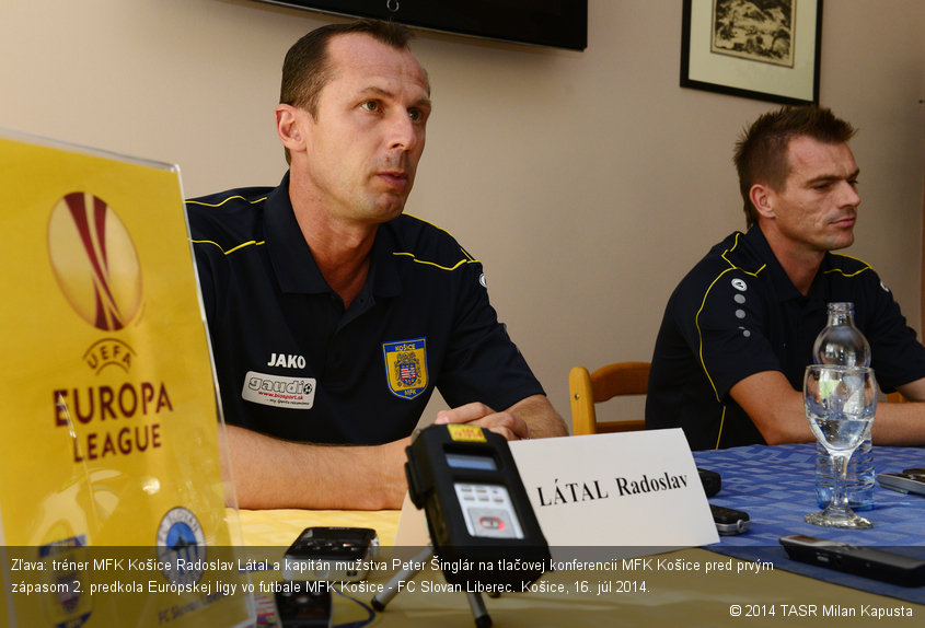 Zľava: tréner MFK Košice Radoslav Látal a kapitán mužstva Peter Šinglár na tlačovej konferencii MFK Košice pred prvým zápasom 2. predkola Európskej ligy vo futbale MFK Košice - FC Slovan Liberec. Košice, 16. júl 2014.