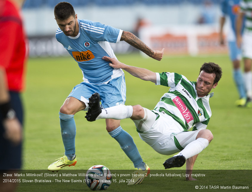 Zľava: Marko Milinkovič (Slovan) a Matthew Williams (New Saints) v prvom zápase 2. predkola futbalovej Ligy majstrov 2014/2015 Slovan Bratislava - The New Saints (1:0). Bratislava, 15. júla 2014.