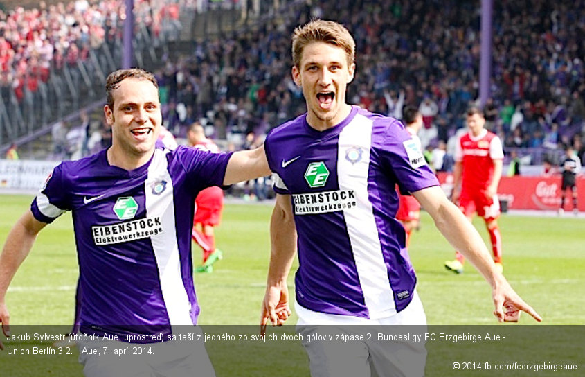 Jakub Sylvestr (útočník Aue, uprostred) sa teší z jedného zo svojich dvoch gólov v zápase 2. Bundesligy FC Erzgebirge Aue - Union Berlín 3:2.   Aue, 7. apríl 2014.