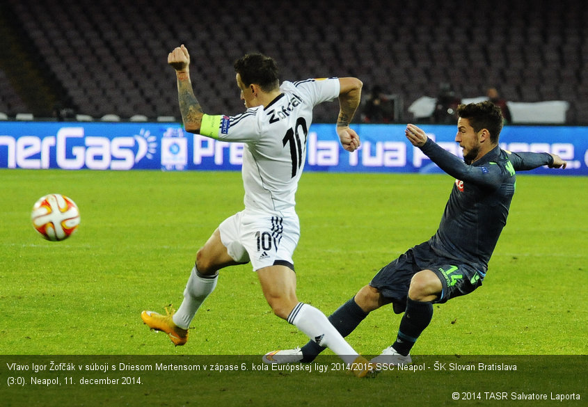 Vľavo Igor Žofčák v súboji s Driesom Mertensom v zápase 6. kola Európskej ligy 2014/2015 SSC Neapol - ŠK Slovan Bratislava (3:0). Neapol, 11. december 2014.