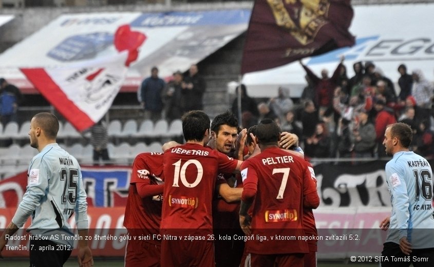 Radosť hráčov AS Trenčín zo štvrtého gólu v sieti FC Nitra v zápase 26. kola Corgoň liga, v ktorom napokon zvíťazili 5:2. Trenčín, 7. apríla 2012.