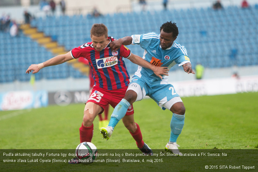 Podľa aktuálnej tabuľky Fortuna ligy dvaja najväčší ašpiranti na boj o štvrtú priečku: tímy ŠK Slovan Bratislava a FK Senica. Na snímke zľava Lukáš Opiela (Senica) a Seydouba Soumah (Slovan). Bratislava, 4. máj 2015.