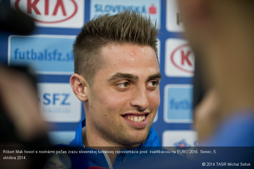 Róbert Mak hovorí s novinármi počas zrazu slovenskej futbalovej reprezentácie pred  kvalifikáciou na EURO 2016. Senec, 5. októbra 2014.