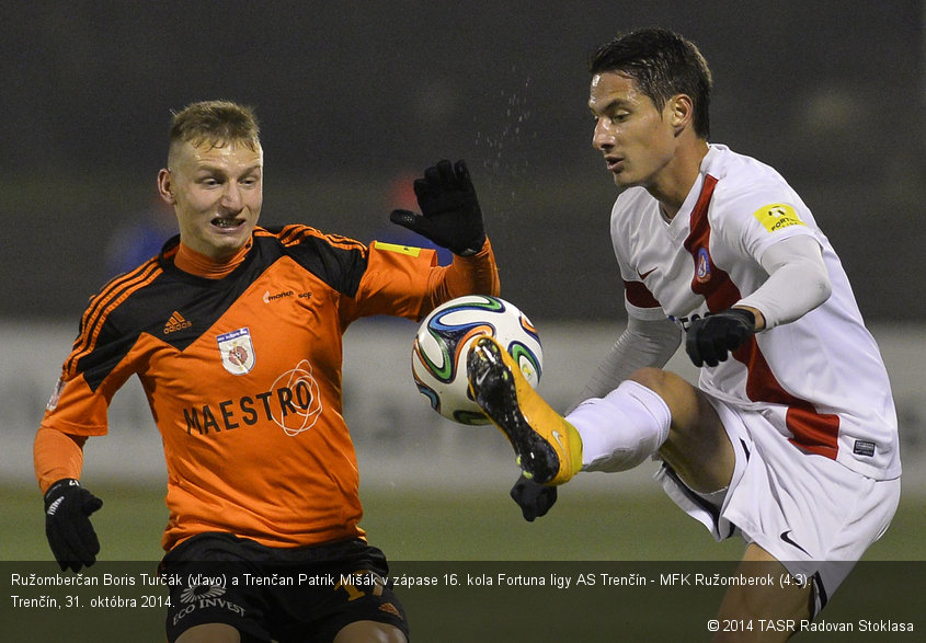 Ružomberčan Boris Turčák (vľavo) a Trenčan Patrik Mišák v zápase 16. kola Fortuna ligy AS Trenčín - MFK Ružomberok (4:3). Trenčín, 31. októbra 2014.