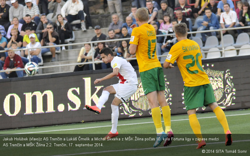 Jakub Holúbek (vľavo)z AS Trenčín a Lukáš Čmelík a Michal Škvarka z MŠK Žilina počas 10. kola Fortuna ligy v zápase medzi AS Trenčín a MŠK Žilina 2:2. Trenčín, 17. september 2014.