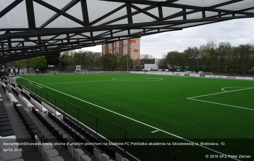 Novozrekonštruovaná hracia plocha s umelým povrchom na štadióne FC Petržalka akadémia na Sklodowskej ul. Bratislava, 10. apríla 2016.