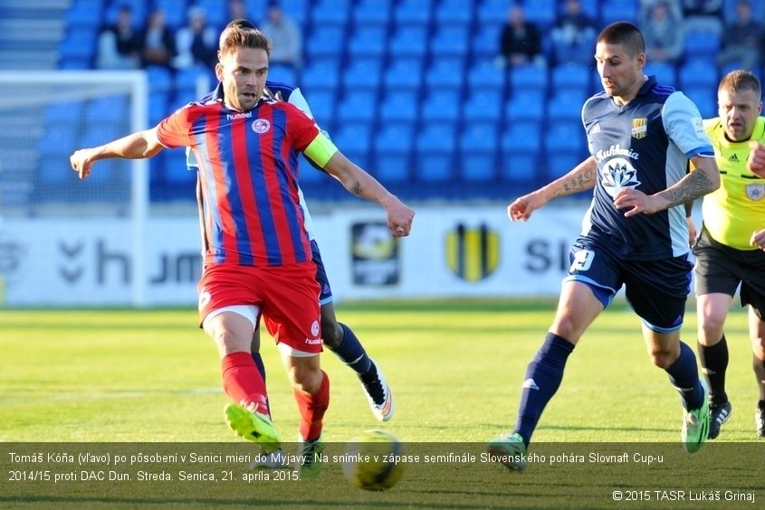 Tomáš Kóňa (vľavo) po pôsobení v Senici mieri do Myjavy. Na snímke v zápase semifinále Slovenského pohára Slovnaft Cup-u 2014/15 proti DAC Dun. Streda. Senica, 21. apríla 2015.