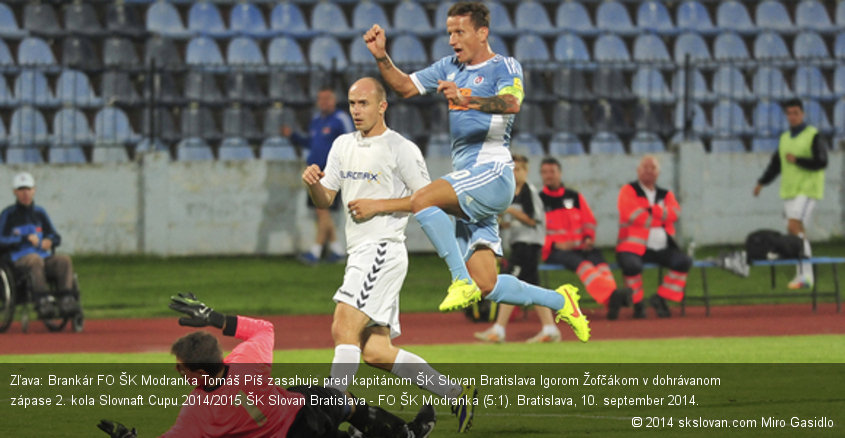 Zľava: Brankár FO ŠK Modranka Tomáš Píš zasahuje pred kapitánom ŠK Slovan Bratislava Igorom Žofčákom v dohrávanom zápase 2. kola Slovnaft Cupu 2014/2015 ŠK Slovan Bratislava - FO ŠK Modranka (5:1). Bratislava, 10. september 2014.