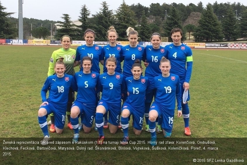 Ženská reprezentácia SR pred zápasom s Rakúskom (1:1) na turnaji Istria Cup 2015. Horný rad zľava: Korenčiová, Ondrušová, Klechová, Fecková, Bartovičová, Matysová. Dolný rad: Škorvánková, Bíróová, Vojteková, Šušková, Koleničková. Poreč, 4. marca 2015.