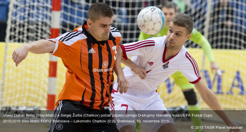 Vľavo Dušan Rafaj (Slov-Matic) a Sergej Žurba (Charkov) počas zápasu turnaja D-skupiny hlavného kola UEFA Futsal Cupu 2015/2016 Slov-Matic FOFO Bratislava – Lokomotiv Charkov (0:2). Bratislava, 10. novembra 2015.