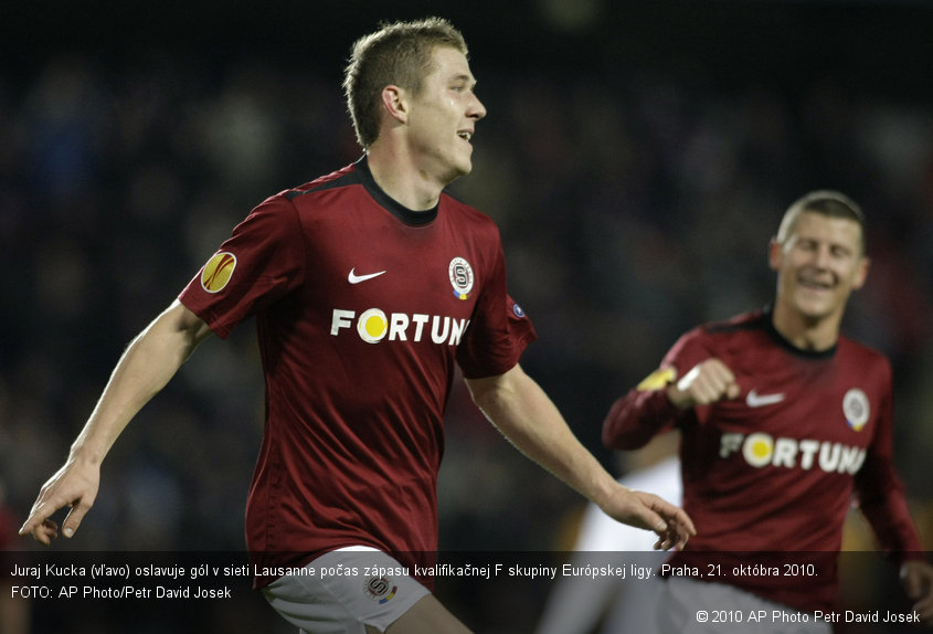 Juraj Kucka (vľavo) oslavuje gól v sieti Lausanne počas zápasu kvalifikačnej F skupiny Európskej ligy. Praha, 21. októbra 2010. FOTO: AP Photo/Petr David Josek