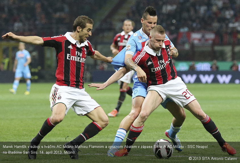 Marek Hamšík v súboji s hráčmi AC Miláno Mathieu Flaminim a ignaziom Abatem v zápase Serie A AC Miláno - SSC Neapol na štadióne San Siro. 14. apríl 2013, Miláno.