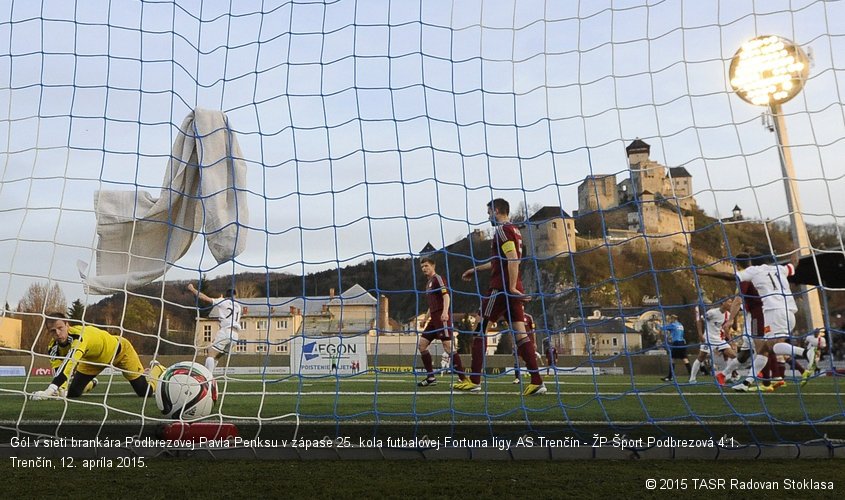 Gól v sieti brankára Podbrezovej Pavla Penksu v zápase 25. kola futbalovej Fortuna ligy AS Trenčín - ŽP Šport Podbrezová 4:1. Trenčín, 12. apríla 2015.