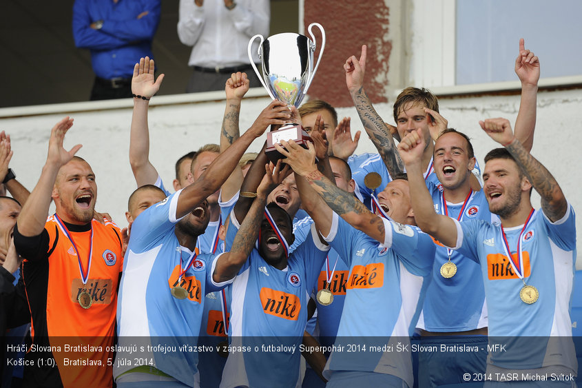 Hráči Slovana Bratislava oslavujú s trofejou víťazstvo v zápase o futbalový Superpohár 2014 medzi ŠK Slovan Bratislava - MFK Košice (1:0).  Bratislava, 5. júla 2014.