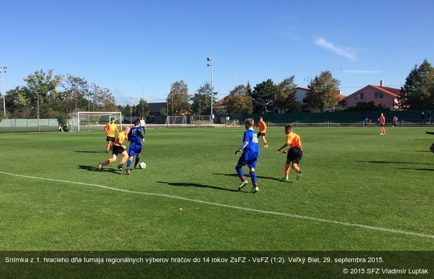 Snímka z 1. hracieho dňa turnaja regionálnych výberov hráčov do 14 rokov ZsFZ - VsFZ (1:2). Veľký Biel, 29. septembra 2015.