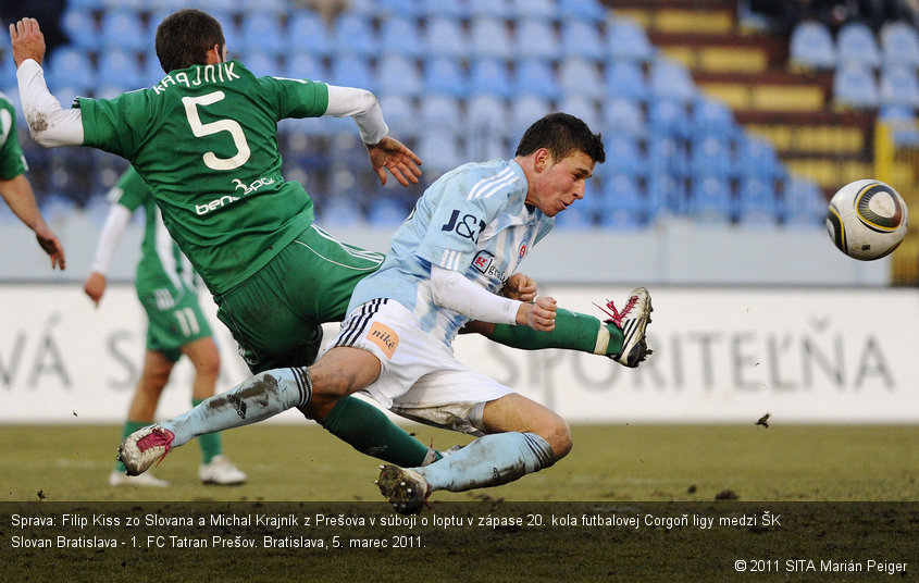 Sprava: Filip Kiss zo Slovana a Michal Krajník z Prešova v súboji o loptu v zápase 20. kola futbalovej Corgoň ligy medzi ŠK Slovan Bratislava - 1. FC Tatran Prešov. Bratislava, 5. marec 2011.