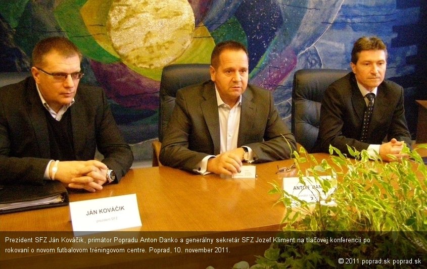 Prezident SFZ Ján Kováčik, primátor Popradu Anton Danko a generálny sekretár SFZ Jozef Kliment na tlačovej konferencii po rokovaní o novom futbalovom tréningovom centre. Poprad, 10. november 2011.