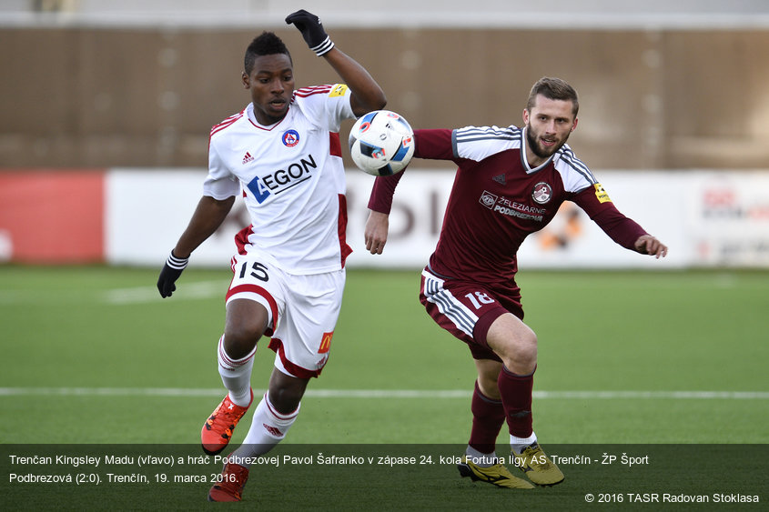 Trenčan Kingsley Madu (vľavo) a hráč Podbrezovej Pavol Šafranko v zápase 24. kola Fortuna ligy AS Trenčín - ŽP Šport Podbrezová (2:0). Trenčín, 19. marca 2016.