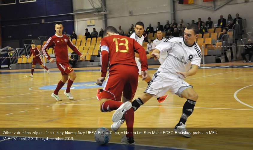 Záber z druhého zápasu 1: skupiny hlavnej fázy UEFA Futsal Cupu, v ktorom tím Slov-Matic FOFO Bratislava prehral s MFK VitEn Vitebsk 2:3. Riga, 4. október 2013.