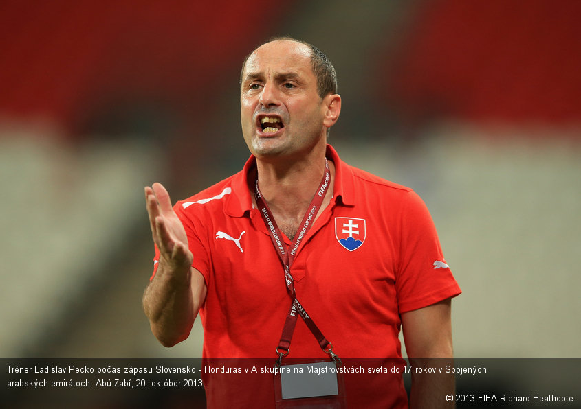 Tréner Ladislav Pecko počas zápasu Slovensko - Honduras v A skupine na Majstrovstvách sveta do 17 rokov v Spojených arabských emirátoch. Abú Zabí, 20. október 2013.